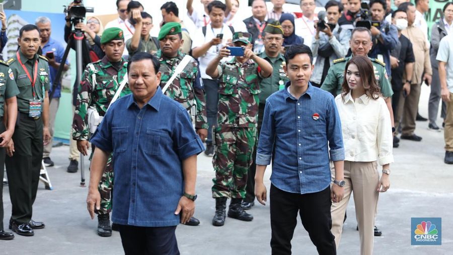 Psangan bakal capres-cawapres Prabowo Subianto dan Gobran Rakabuming Raka bersiap untuk menjalani tes kesehatan di RSPAD Gatot Soebroto, Jakarta, Kamis (26/10/2023). (CNBC Indonesia/Tri Susilo)