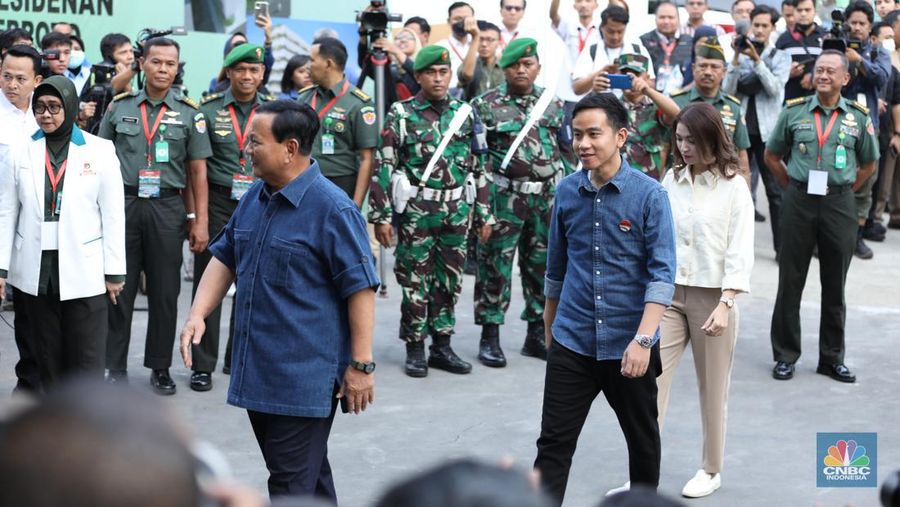 Psangan bakal capres-cawapres Prabowo Subianto dan Gobran Rakabuming Raka tiba untuk menjalani tes kesehatan di RSPAD Gatot Soebroto, Jakarta, Kamis (26/10/2023). (CNBC Indonesia/Tri Susilo)