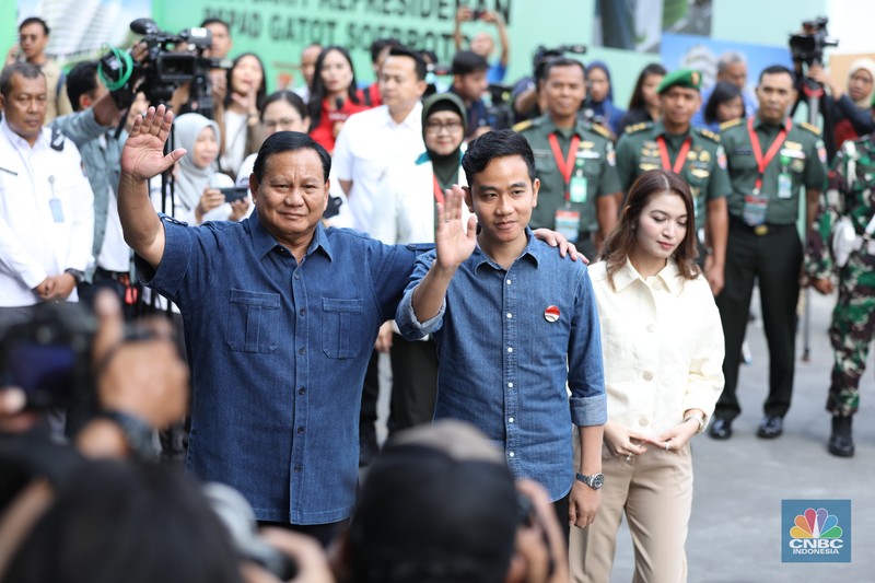 Psangan bakal capres-cawapres Prabowo Subianto dan Gobran Rakabuming Raka bersiap untuk menjalani tes kesehatan di RSPAD Gatot Soebroto, Jakarta, Kamis (26/10/2023). (CNBC Indonesia/Tri Susilo) Psangan bakal capres-cawapres Prabowo Subianto dan Gobran Rakabuming Raka bersiap untuk menjalani tes kesehatan di RSPAD Gatot Soebroto, Jakarta, Kamis (26/10/2023). (CNBC Indonesia/Tri Susilo)