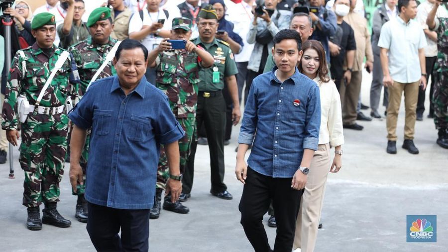 Pasangan bakal capres-cawapres Prabowo Subianto dan Gibran Rakabuming Raka tiba untuk menjalani tes kesehatan di RSPAD Gatot Soebroto, Jakarta, Kamis (26/10/2023). (CNBC Indonesia/Tri Susilo)