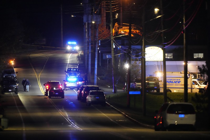 Gambar yang diambil dari video yang dirilis oleh Kantor Sheriff Androscoggin County, seorang pria bersenjata tak dikenal menodongkan pistol saat memasuki Rekreasi Sparetime di Lewiston, Maine, Rabu( (25/10/2023) malam. (Androscoggin County Sheriff's Office via AP)
