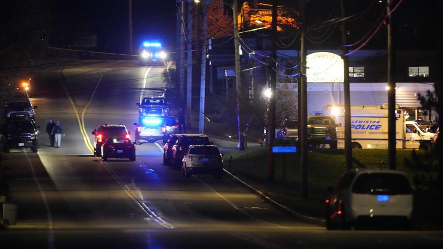 Gambar yang diambil dari video yang dirilis oleh Kantor Sheriff Androscoggin County, seorang pria bersenjata tak dikenal menodongkan pistol saat memasuki Rekreasi Sparetime di Lewiston, Maine, Rabu( (25/10/2023) malam. (Androscoggin County Sheriff's Office via AP)