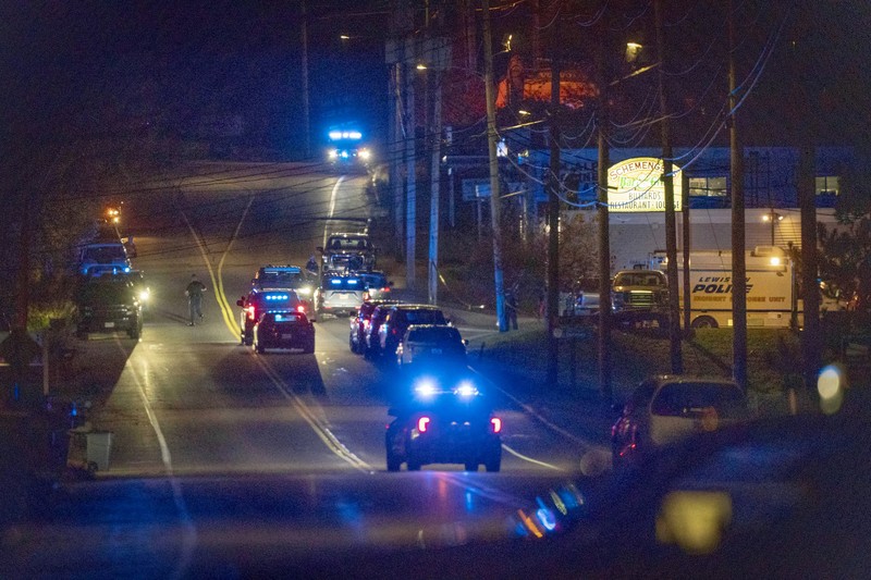 Gambar yang diambil dari video yang dirilis oleh Kantor Sheriff Androscoggin County, seorang pria bersenjata tak dikenal menodongkan pistol saat memasuki Rekreasi Sparetime di Lewiston, Maine, Rabu( (25/10/2023) malam. (Androscoggin County Sheriff's Office via AP) Gambar yang diambil dari video yang dirilis oleh Kantor Sheriff Androscoggin County, seorang pria bersenjata tak dikenal menodongkan pistol saat memasuki Rekreasi Sparetime di Lewiston, Maine, Rabu( (25/10/2023) malam. (Androscoggin County Sheriff's Office via AP)