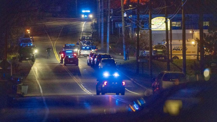 Gambar yang diambil dari video yang dirilis oleh Kantor Sheriff Androscoggin County, seorang pria bersenjata tak dikenal menodongkan pistol saat memasuki Rekreasi Sparetime di Lewiston, Maine, Rabu( (25/10/2023) malam. (Androscoggin County Sheriff's Office via AP)
