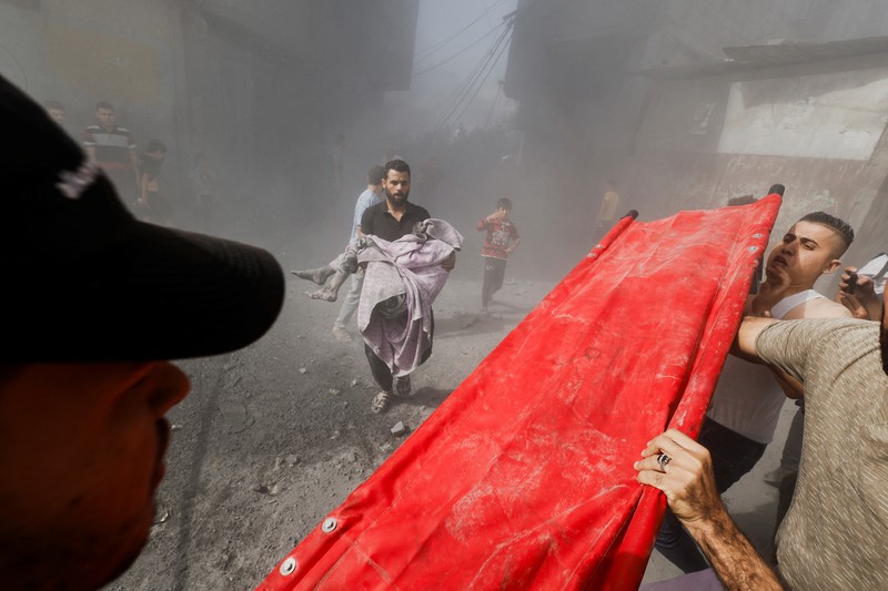 Warga Palestina bereaksi di lokasi serangan Israel terhadap rumah-rumah, ketika konflik antara Israel dan kelompok Islam Palestina Hamas berlanjut, di Khan Younis di selatan Jalur Gaza, 26 Oktober 2023. Warga Palestina bereaksi di lokasi serangan Israel terhadap rumah-rumah, ketika konflik antara Israel dan kelompok Islam Palestina Hamas berlanjut, di Khan Younis di selatan Jalur Gaza, 26 Oktober 2023. (REUTERS/Mohammed Salem)