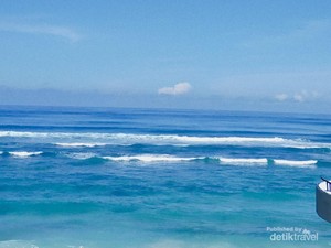 Pantai Melasti: Tiket, Jam Buka, Lokasi, dan Pesona Pantai Pasir Putih
