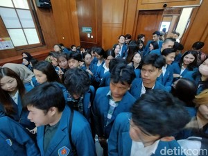 Puluhan Mahasiswa Ubaya Hadiri Sidang Pembunuhan Angeline