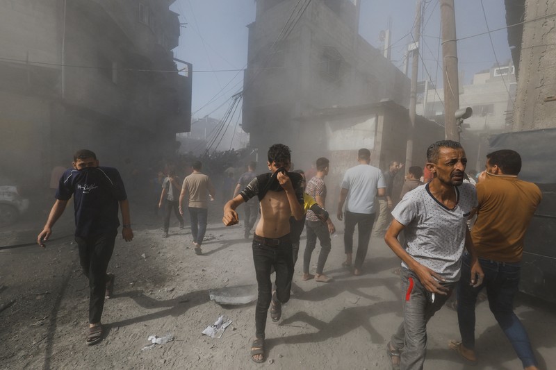 Warga Palestina bereaksi di lokasi serangan Israel terhadap rumah-rumah, ketika konflik antara Israel dan kelompok Islam Palestina Hamas berlanjut, di Khan Younis di selatan Jalur Gaza, 26 Oktober 2023. Warga Palestina bereaksi di lokasi serangan Israel terhadap rumah-rumah, ketika konflik antara Israel dan kelompok Islam Palestina Hamas berlanjut, di Khan Younis di selatan Jalur Gaza, 26 Oktober 2023. (REUTERS/Mohammed Salem)
