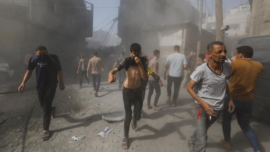 Warga Palestina bereaksi di lokasi serangan Israel terhadap rumah-rumah, ketika konflik antara Israel dan kelompok Islam Palestina Hamas berlanjut, di Khan Younis di selatan Jalur Gaza, 26 Oktober 2023. (REUTERS/Mohammed Salem)
