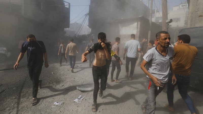 Warga Palestina bereaksi di lokasi serangan Israel terhadap rumah-rumah, ketika konflik antara Israel dan kelompok Islam Palestina Hamas berlanjut, di Khan Younis di selatan Jalur Gaza, 26 Oktober 2023. (REUTERS/Mohammed Salem)