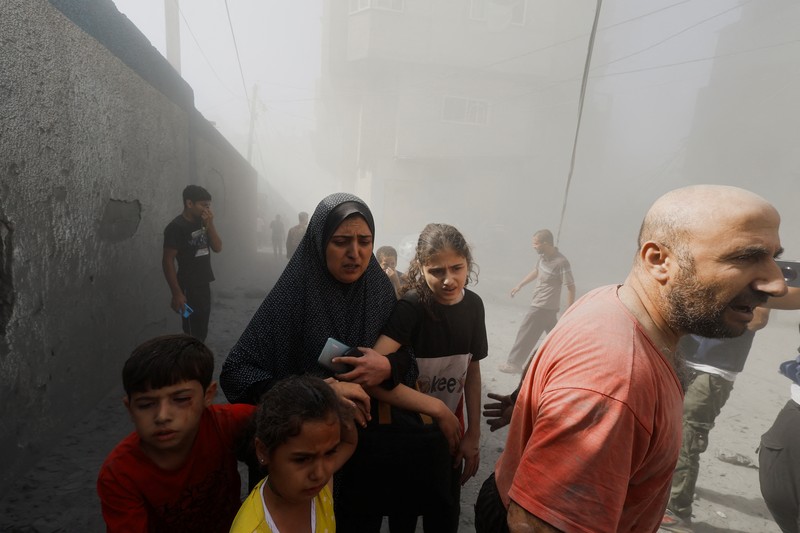 Warga Palestina bereaksi di lokasi serangan Israel terhadap rumah-rumah, ketika konflik antara Israel dan kelompok Islam Palestina Hamas berlanjut, di Khan Younis di selatan Jalur Gaza, 26 Oktober 2023. Warga Palestina bereaksi di lokasi serangan Israel terhadap rumah-rumah, ketika konflik antara Israel dan kelompok Islam Palestina Hamas berlanjut, di Khan Younis di selatan Jalur Gaza, 26 Oktober 2023. (REUTERS/Mohammed Salem)
