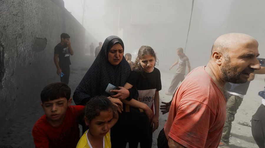 Warga Palestina bereaksi di lokasi serangan Israel terhadap rumah-rumah, ketika konflik antara Israel dan kelompok Islam Palestina Hamas berlanjut, di Khan Younis di selatan Jalur Gaza, 26 Oktober 2023. (REUTERS/Mohammed Salem)