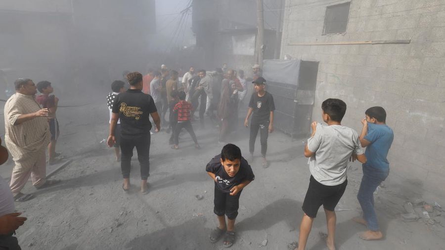 Warga Palestina bereaksi di lokasi serangan Israel terhadap rumah-rumah, ketika konflik antara Israel dan kelompok Islam Palestina Hamas berlanjut, di Khan Younis di selatan Jalur Gaza, 26 Oktober 2023. (REUTERS/Mohammed Salem)