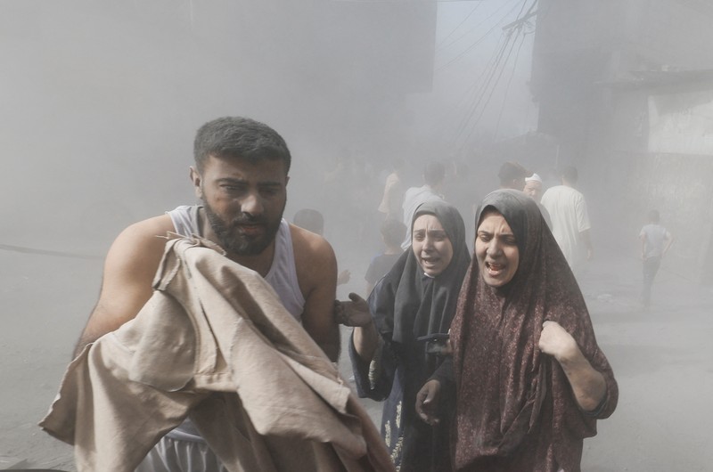 Warga Palestina bereaksi di lokasi serangan Israel terhadap rumah-rumah, ketika konflik antara Israel dan kelompok Islam Palestina Hamas berlanjut, di Khan Younis di selatan Jalur Gaza, 26 Oktober 2023. Warga Palestina bereaksi di lokasi serangan Israel terhadap rumah-rumah, ketika konflik antara Israel dan kelompok Islam Palestina Hamas berlanjut, di Khan Younis di selatan Jalur Gaza, 26 Oktober 2023. (REUTERS/Mohammed Salem)