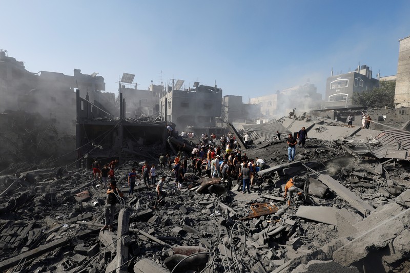 Warga Palestina bereaksi di lokasi serangan Israel terhadap rumah-rumah, ketika konflik antara Israel dan kelompok Islam Palestina Hamas berlanjut, di Khan Younis di selatan Jalur Gaza, 26 Oktober 2023. Warga Palestina bereaksi di lokasi serangan Israel terhadap rumah-rumah, ketika konflik antara Israel dan kelompok Islam Palestina Hamas berlanjut, di Khan Younis di selatan Jalur Gaza, 26 Oktober 2023. (REUTERS/Mohammed Salem)