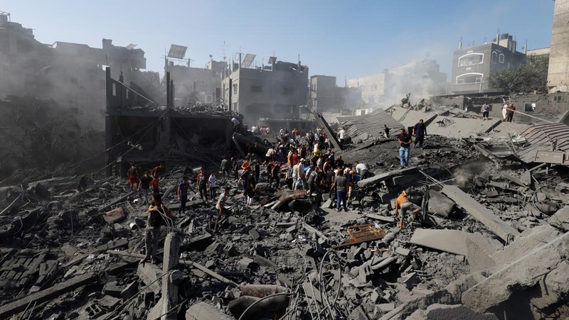Warga Palestina bereaksi di lokasi serangan Israel terhadap rumah-rumah, ketika konflik antara Israel dan kelompok Islam Palestina Hamas berlanjut, di Khan Younis di selatan Jalur Gaza, 26 Oktober 2023. (REUTERS/Mohammed Salem)