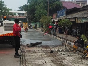 Pagi-pagi di Jam Berangkat Kerja, Jalan Depan Terminal Kalideres Dicor