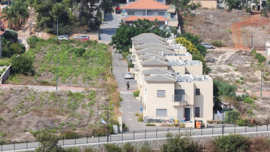 Anggota TNI yang tergabung dalam pasukan penjaga perdamaian PBB di Lebanon. Sebanyak 1200 anggota Kontingen Indonesia bertugas di UNIFIL. Wilayah tugas mereka berada di Lebanon Selatan, sepanjang perbatasan darat dan laut Lebanon-Israel. (REUTERS/AZIZ TAHER)