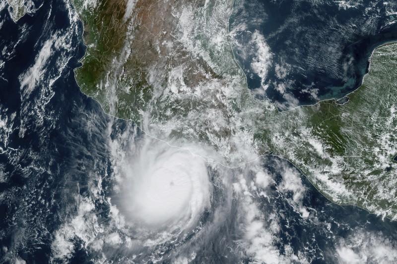 Citra satelit yang disediakan oleh NOAA pada Selasa, 24 Oktober 2023 menunjukkan Badai Otis mendekati pantai Pasifik Meksiko dekat Acapulco. (NOAA via AP)