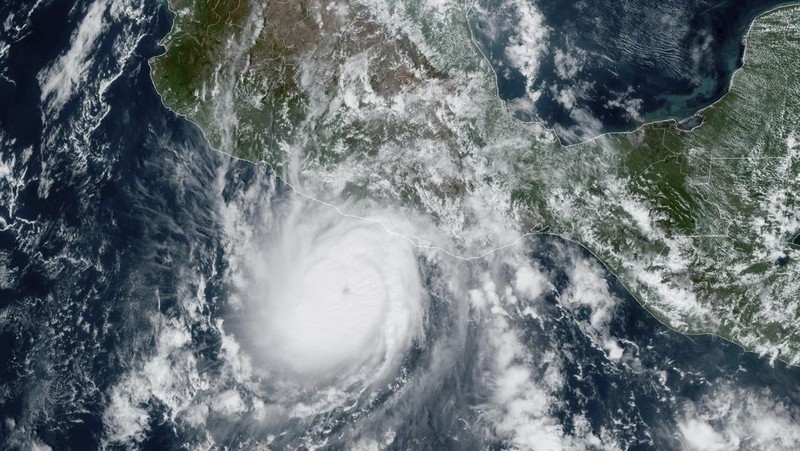 Citra satelit yang disediakan oleh NOAA pada Selasa, 24 Oktober 2023 menunjukkan Badai Otis mendekati pantai Pasifik Meksiko dekat Acapulco. (NOAA via AP)