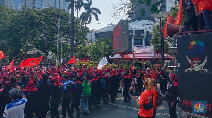 Demo ratusan buruh tuntut UMP 2024 naik 15% di kawasan Patung Kuda, Jakarta. (CNBC Indonesia/Rosseno Aji Nugroho)