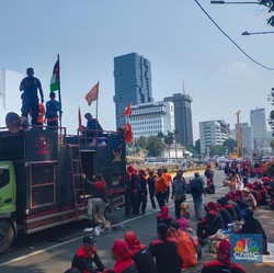 Demo Buruh: Kenaikan Upah Buruh 15% Harga Mati