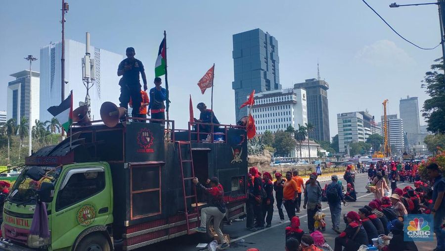 Demo ratusan buruh tuntut UMP 2024 naik 15% di kawasan Patung Kuda, Jakarta. (CNBC Indonesia/Rosseno Aji Nugroho)