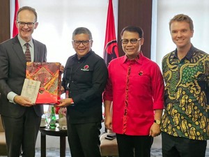 Pakai Baju Hitam saat Audiensi Dubes Inggris, Hasto Prihatin Demokrasi RI