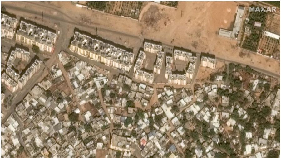 Gambar kombinasi menunjukkan kota Beit Hanoun di Palestina sebelum dan sesudah kerusakan akibat konflik yang sedang berlangsung antara Israel dan Hamas, Jalur Gaza utara. (via REUTERS/MAXAR TECHNOLOGIES)