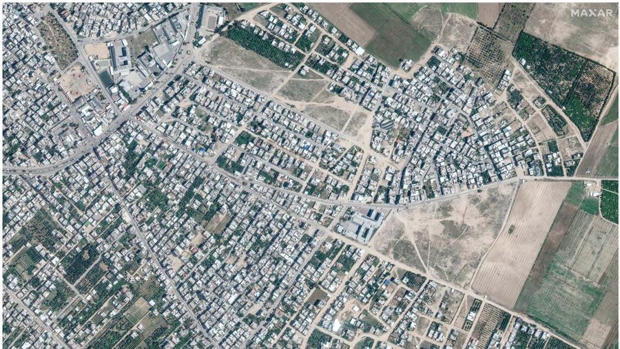 Gambar kombinasi menunjukkan kota Beit Hanoun di Palestina sebelum dan sesudah kerusakan akibat konflik yang sedang berlangsung antara Israel dan Hamas, Jalur Gaza utara. (via REUTERS/MAXAR TECHNOLOGIES)