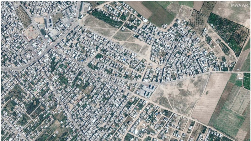 Gambar kombinasi menunjukkan kota Beit Hanoun di Palestina sebelum dan sesudah kerusakan akibat konflik yang sedang berlangsung antara Israel dan Hamas, Jalur Gaza utara. (via REUTERS/MAXAR TECHNOLOGIES)