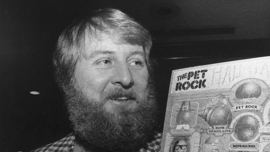 Gary Dahl, pencetus Pet Rock, memegang item Pet Rock pada tahun 1976. Gary Ross Dahl, pencipta tren Pet Rock tahun 1970-an yang sangat populer, meninggal pada usia 78 tahun di Oregon selatan. (AP Photo/San Francisco Chronicle, File)