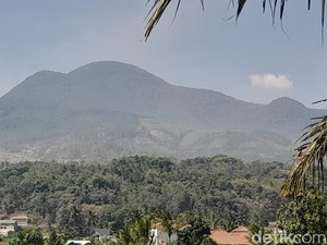 Kemegahan Gunung Tampomas Sumedang dari Jalur Pendakian Cibeureum