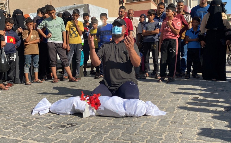 Pria Palestina Mohammed al-Akhras berduka atas putrinya Jana dan istrinya yang terbunuh oleh serangan Israel, saat konflik antara Israel dan kelompok Islam Palestina Hamas berlanjut, di Khan Younis di Jalur Gaza selatan, 26 Oktober 2023. Pria Palestina Mohammed al-Akhras berduka atas putrinya Jana dan istrinya yang terbunuh oleh serangan Israel, saat konflik antara Israel dan kelompok Islam Palestina Hamas berlanjut, di Khan Younis di Jalur Gaza selatan, 26 Oktober 2023. (REUTERS/Mohammed Salem)