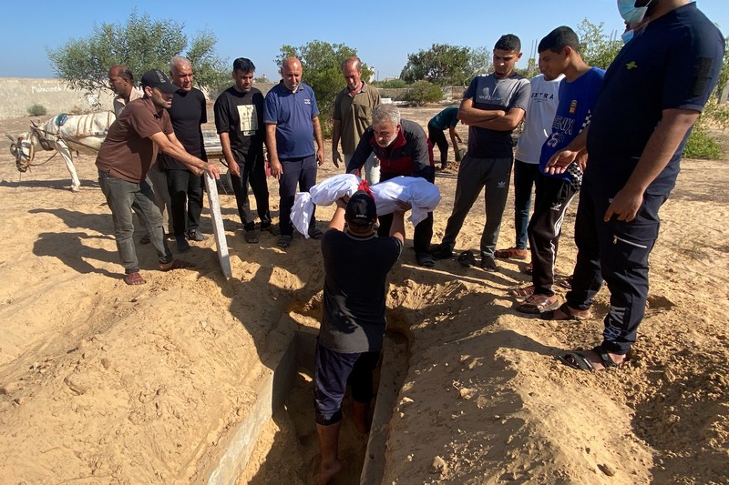 Pria Palestina Mohammed al-Akhras berduka atas putrinya Jana dan istrinya yang terbunuh oleh serangan Israel, saat konflik antara Israel dan kelompok Islam Palestina Hamas berlanjut, di Khan Younis di Jalur Gaza selatan, 26 Oktober 2023. Pria Palestina Mohammed al-Akhras berduka atas putrinya Jana dan istrinya yang terbunuh oleh serangan Israel, saat konflik antara Israel dan kelompok Islam Palestina Hamas berlanjut, di Khan Younis di Jalur Gaza selatan, 26 Oktober 2023. (REUTERS/Mohammed Salem)