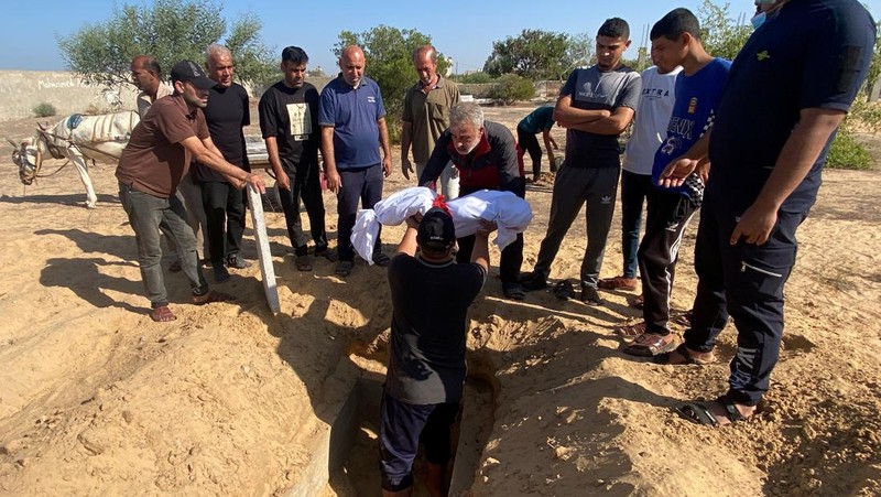 Pria Palestina Mohammed al-Akhras berduka atas putrinya Jana dan istrinya yang terbunuh oleh serangan Israel, saat konflik antara Israel dan kelompok Islam Palestina Hamas berlanjut, di Khan Younis di Jalur Gaza selatan, 26 Oktober 2023. (REUTERS/Mohammed Salem)