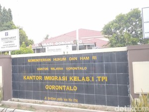 Imigrasi Gorontalo Deportasi 3 WN Vietnam gegara Ketahuan Jualan Terpal