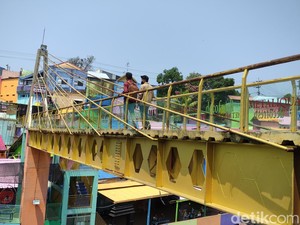 Jembatan Kaca Malang Retak Sejak Sebulan Lalu
