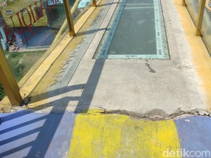 Bahaya! Jembatan Kaca Kampung Warna-warni Malang Retak