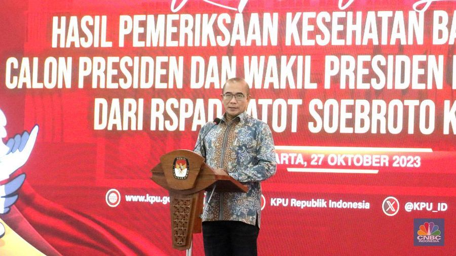 Ketua Komisi Pemilihan Umum (KPU) Hasyim Asyari mengumumkan hasil tes kesehatan tiga pasangan bakal capres-cawapres di KPU, Jakarta, Jumat, (27/10/2023). (CNBC Indonesia/Muhammad Sabki)