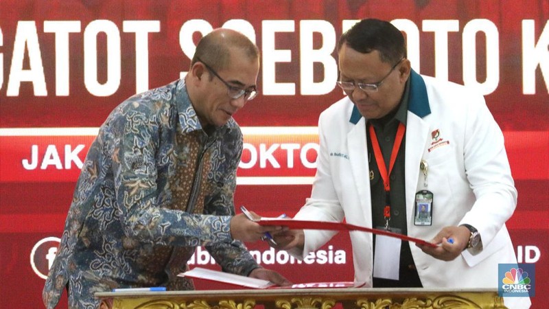 Ketua Komisi Pemilihan Umum (KPU) Hasyim Asyari mengumumkan hasil tes kesehatan tiga pasangan bakal capres-cawapres di KPU, Jakarta, Jumat, (27/10/2023). (CNBC Indonesia/Muhammad Sabki)