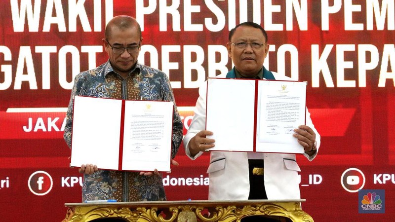 Ketua Komisi Pemilihan Umum (KPU) Hasyim Asyari mengumumkan hasil tes kesehatan tiga pasangan bakal capres-cawapres di KPU, Jakarta, Jumat, (27/10/2023). (CNBC Indonesia/Muhammad Sabki)