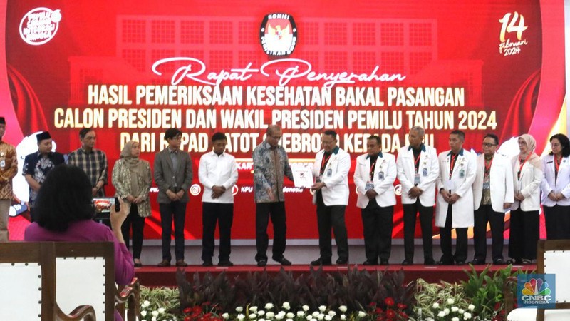 Ketua Komisi Pemilihan Umum (KPU) Hasyim Asyari mengumumkan hasil tes kesehatan tiga pasangan bakal capres-cawapres di KPU, Jakarta, Jumat, (27/10/2023). (CNBC Indonesia/Muhammad Sabki)