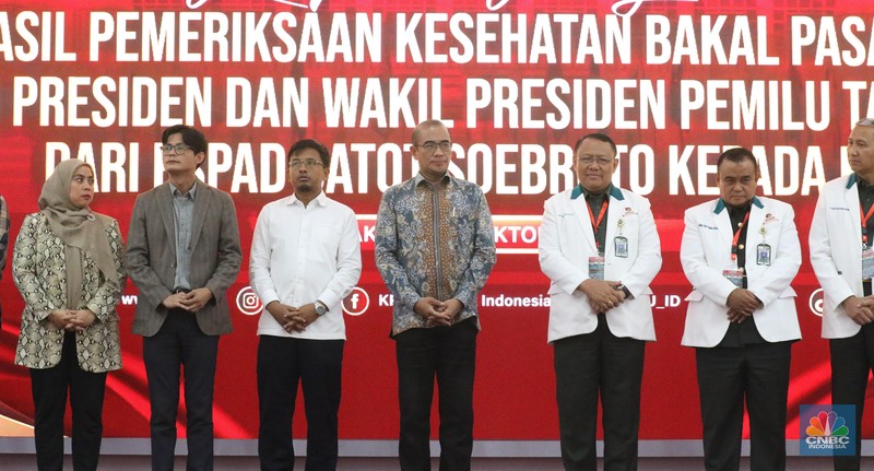 Ketua Komisi Pemilihan Umum (KPU) Hasyim Asyari mengumumkan hasil tes kesehatan tiga pasangan bakal capres-cawapres di KPU, Jakarta, Jumat, (27/10/2023). (CNBC Indonesia/Muhammad Sabki)