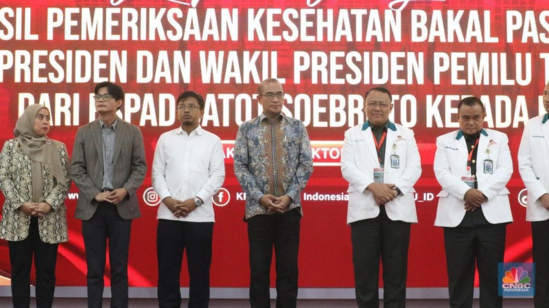 Ketua Komisi Pemilihan Umum (KPU) Hasyim Asyari mengumumkan hasil tes kesehatan tiga pasangan bakal capres-cawapres di KPU, Jakarta, Jumat, (27/10/2023). (CNBC Indonesia/Muhammad Sabki)