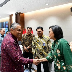 Beda Pandangan Gubernur BI & Sri Mulyani Soal Rupiah di RAPBN 2025