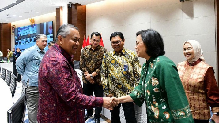 Menteri Keuangan Sri Mulyani Indrawati dan Gubernur Bank Indonesia (BI) Perry Warjiyo saat mengadakan pertemuan untuk membahas perbankan mengenai tantangan dan lingkungan perekonomian terkini. (Instagram @smindrawati)