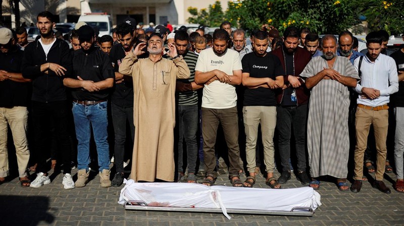 Pria Palestina Mohammed al-Akhras berduka atas putrinya Jana dan istrinya yang terbunuh oleh serangan Israel, saat konflik antara Israel dan kelompok Islam Palestina Hamas berlanjut, di Khan Younis di Jalur Gaza selatan, 26 Oktober 2023. (REUTERS/Mohammed Salem)