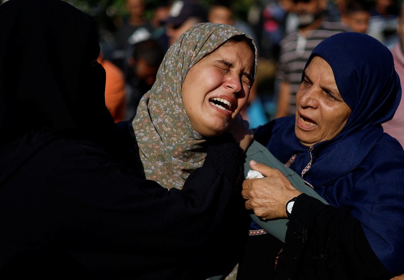 Pria Palestina Mohammed al-Akhras berduka atas putrinya Jana dan istrinya yang terbunuh oleh serangan Israel, saat konflik antara Israel dan kelompok Islam Palestina Hamas berlanjut, di Khan Younis di Jalur Gaza selatan, 26 Oktober 2023. Pria Palestina Mohammed al-Akhras berduka atas putrinya Jana dan istrinya yang terbunuh oleh serangan Israel, saat konflik antara Israel dan kelompok Islam Palestina Hamas berlanjut, di Khan Younis di Jalur Gaza selatan, 26 Oktober 2023. (REUTERS/Mohammed Salem)