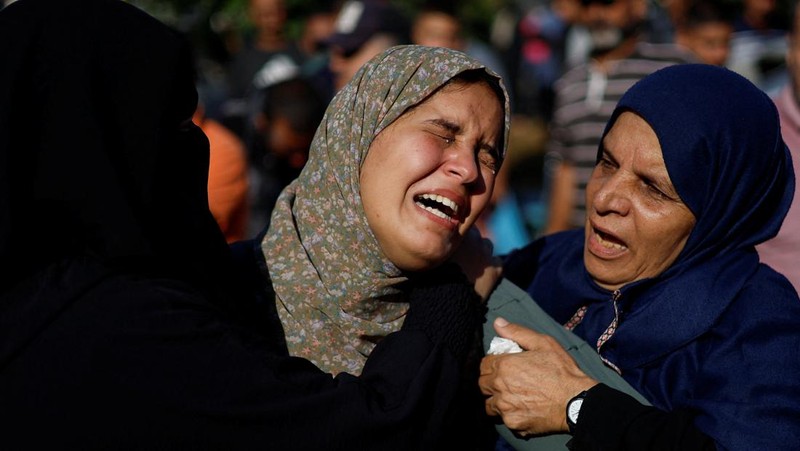 Pria Palestina Mohammed al-Akhras berduka atas putrinya Jana dan istrinya yang terbunuh oleh serangan Israel, saat konflik antara Israel dan kelompok Islam Palestina Hamas berlanjut, di Khan Younis di Jalur Gaza selatan, 26 Oktober 2023. (REUTERS/Mohammed Salem)